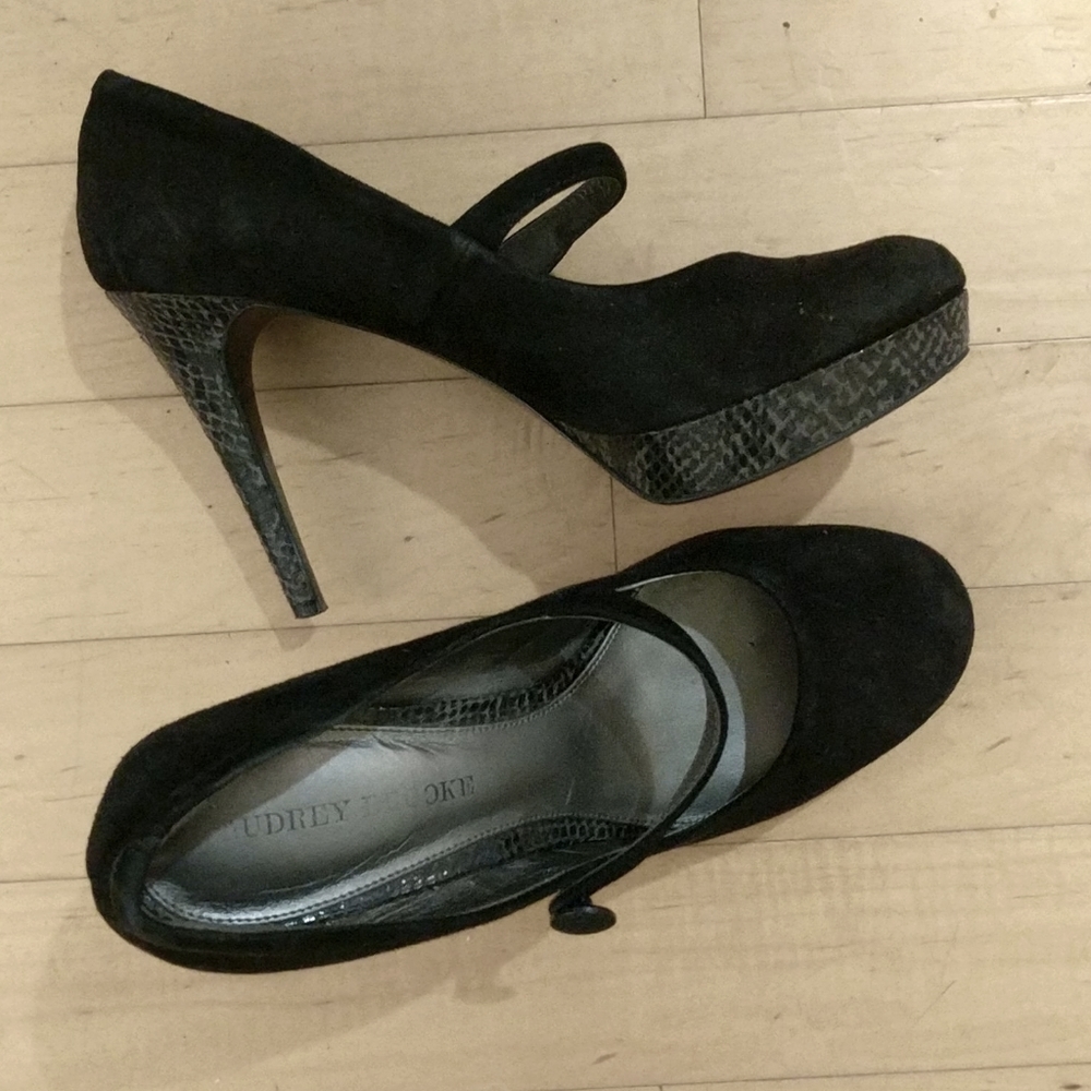 Audrey brooke black sueded pumps